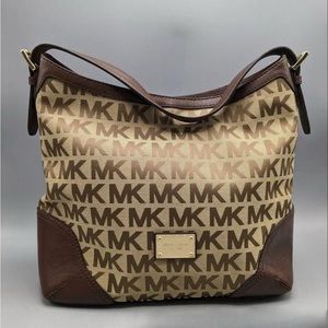 MK Michael Kors Millbrook MK Signature
Jacquard Large Shoulder Bag